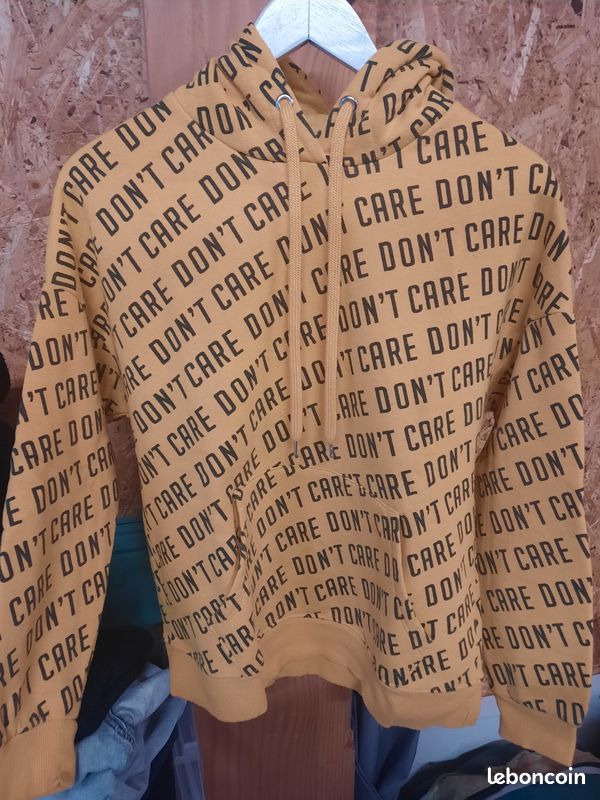 Pull jaune à capuche femme message " I don't care" (image 1)