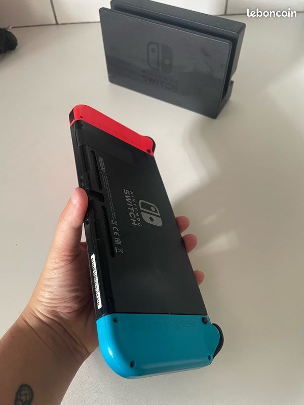 Nintendo Switch + station + supports Joy-Con – Quasi neuf – 350 (image 4)