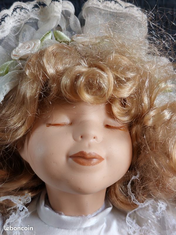 Duo de Poupées de Collection en Porcelaine Vintage Élégance