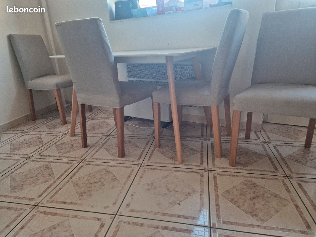 Table et 4 chaises (image 1)