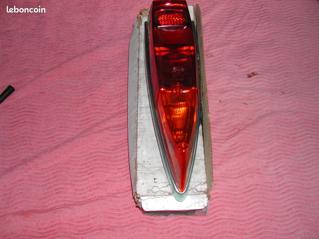 FEUX ARRIERRE Complet pour PEUGEOT 404 (image 1)