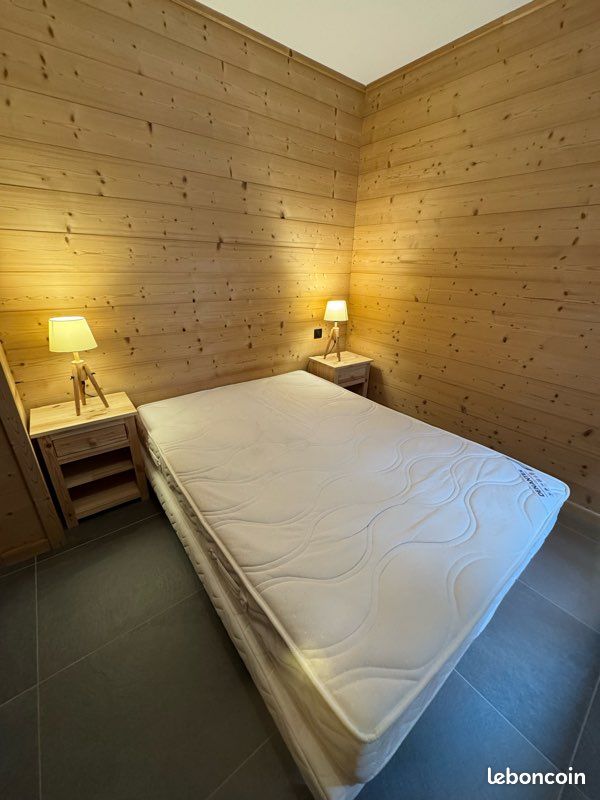 Matelas 140x200+sommier+2 tables de nuit+ 2 lampes de chevet (image 1)