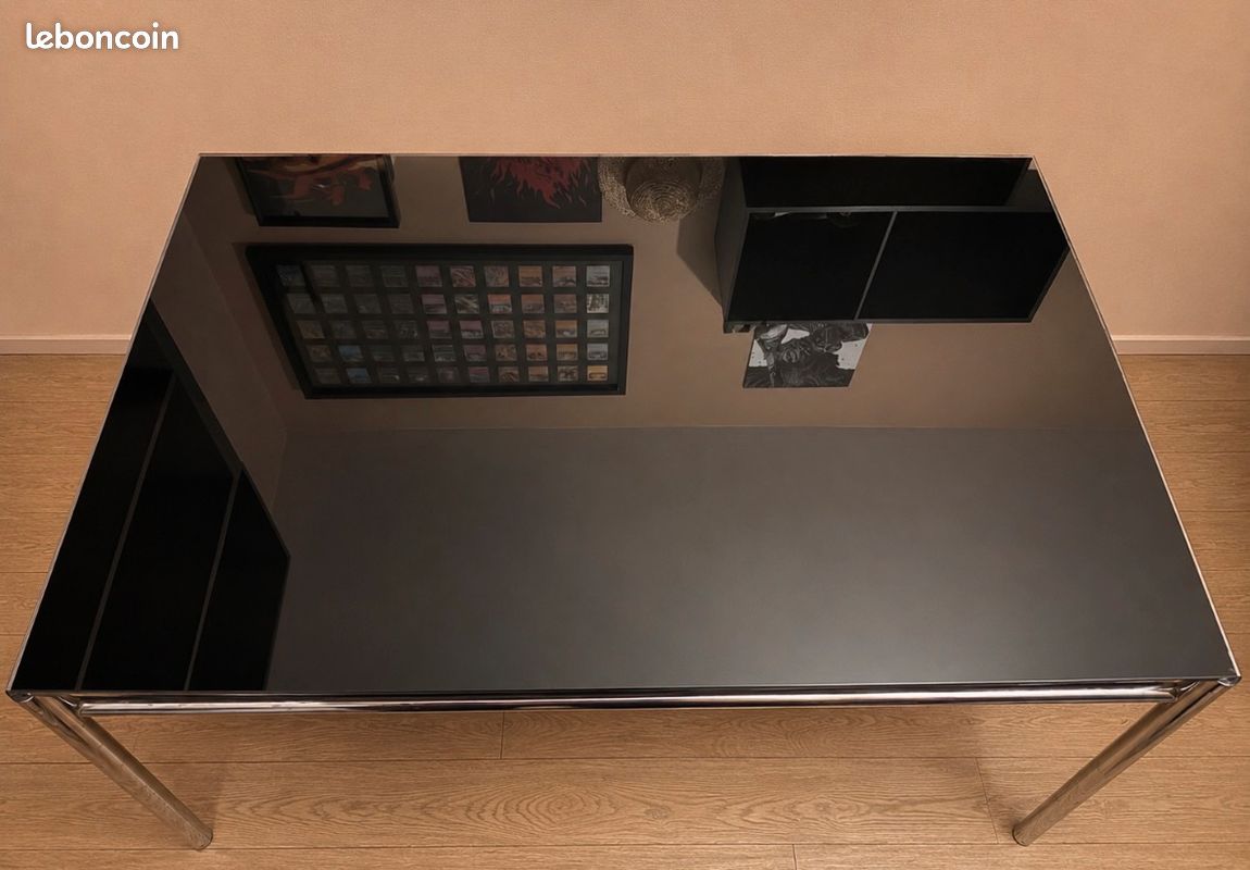 Table en verre noir avec structure chromée (image 1)