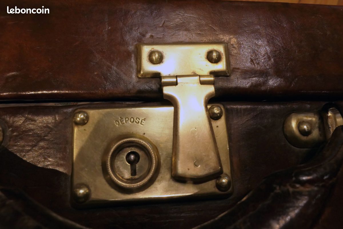 Valise Vintage Effet Cuir Coloris Fauve Intérieur Doublé Tissus Avec Sangles De Maintient 25210