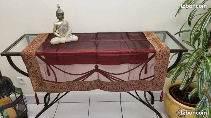 Sur nappe carré brodé couleur bordeaux (image 1)