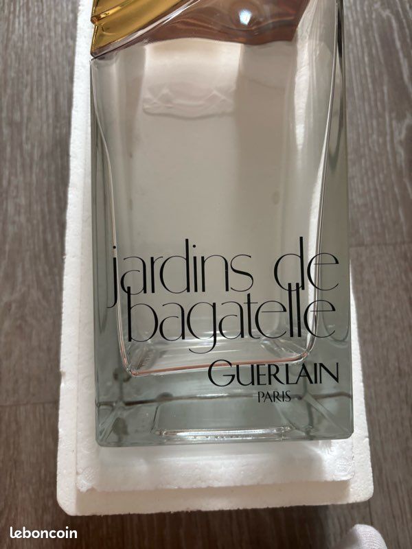 Flacon géant 35 cm factice Guerlain Jardins de Bagatelle – Collection (image 2)