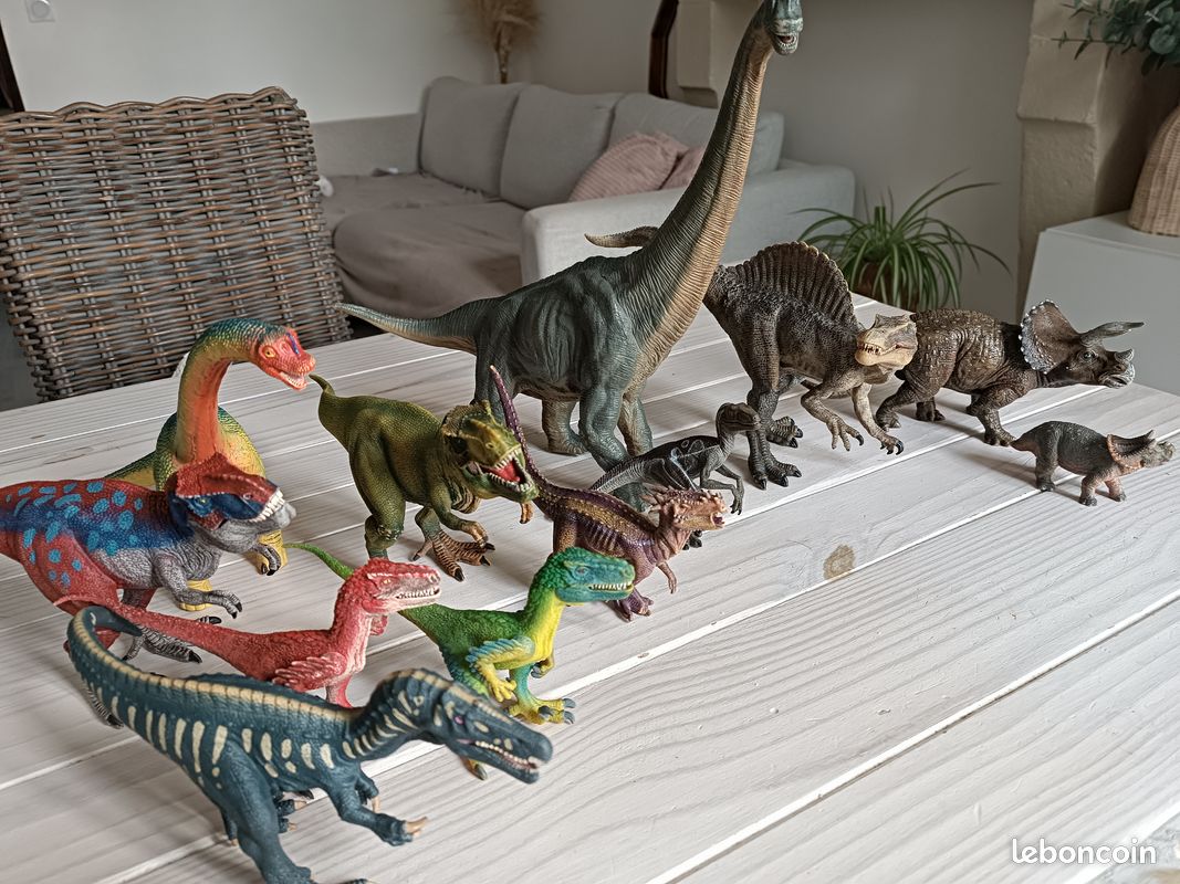 Probuk 32 Pièce Figurine Dinosaure 16 Styles Mini Brillent dans Le Noir