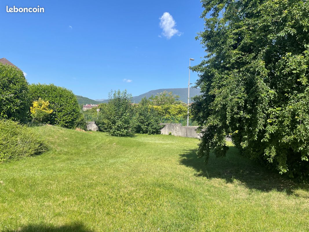 Divonne les bains - Terrain à bâtir 588m² - hors lotissement · à Divonne-les-Bains · 395 000 €