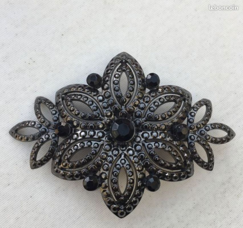 Broche en façon pierres de jais (image 1)