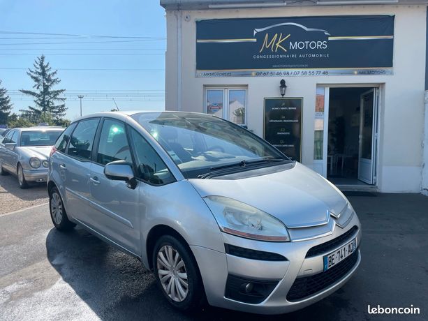 Une voiture sur le flanc, avenue Pierre-Mendès-France à  Saint-Jean-de-la-Ruelle - Orléans (45000)