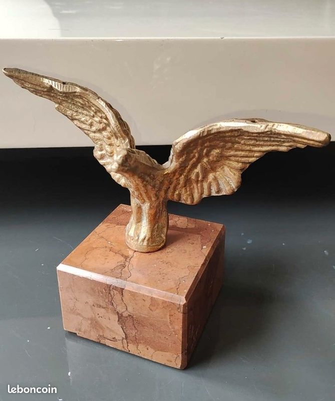 Sculpture de bureau vintage aigle en laiton massif sur support en marbre. L. 19 cm - France