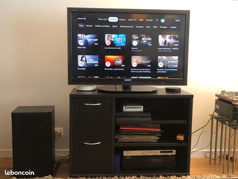 Meuble TV noir et en bois (image 1)