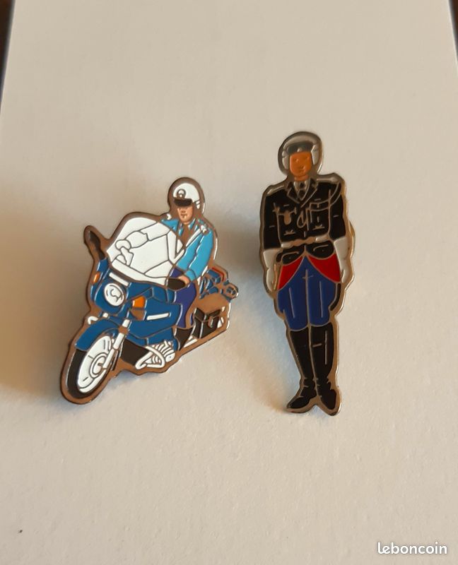 Lot de 2 Pin's Motard et gendarme (image 1)
