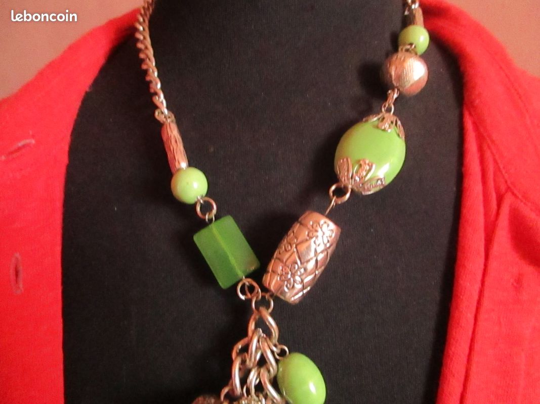 COLLIER fantaisie de créateur,élégant, vintage argenté et pendeloques pierres vertes, 53 cm (image 3)