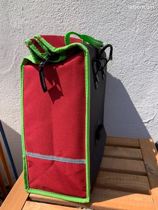 Sac, sacoche de vélo accroché à son porte-bagages (image 2)