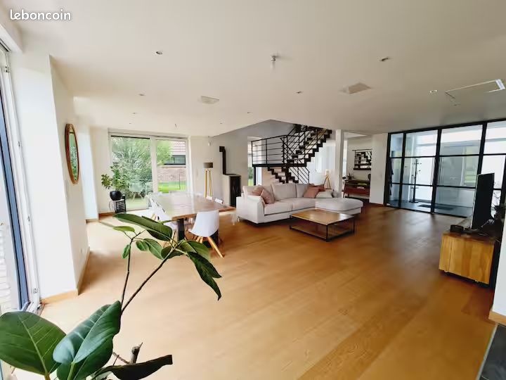 Maison 10 pièces 350 m² · à Pont-À-Marcq · 350 m² · 998 000 €