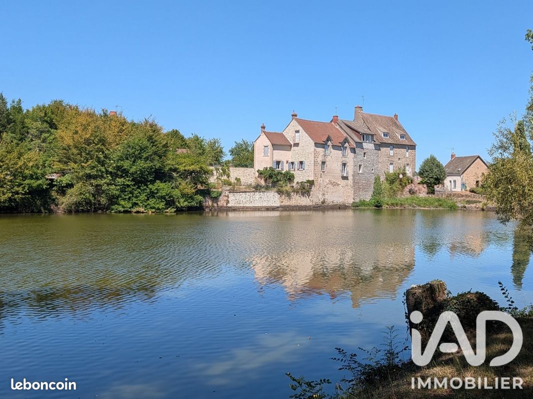 Maison 10 pièces 167 m² · à Châtelus-Malvaleix · 167 m² · 210 000 €