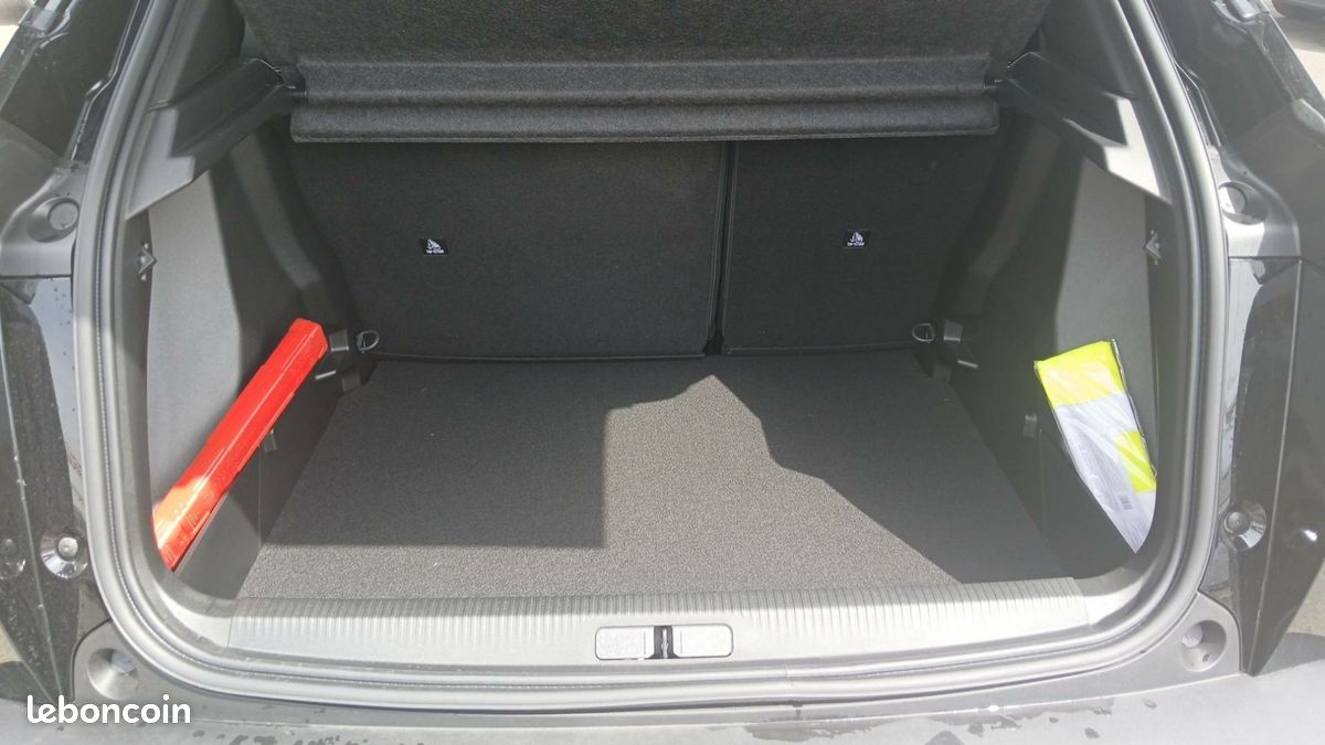 PEUGEOT 2008 Hybrid 145 e-DCS6 Allure (image 9)