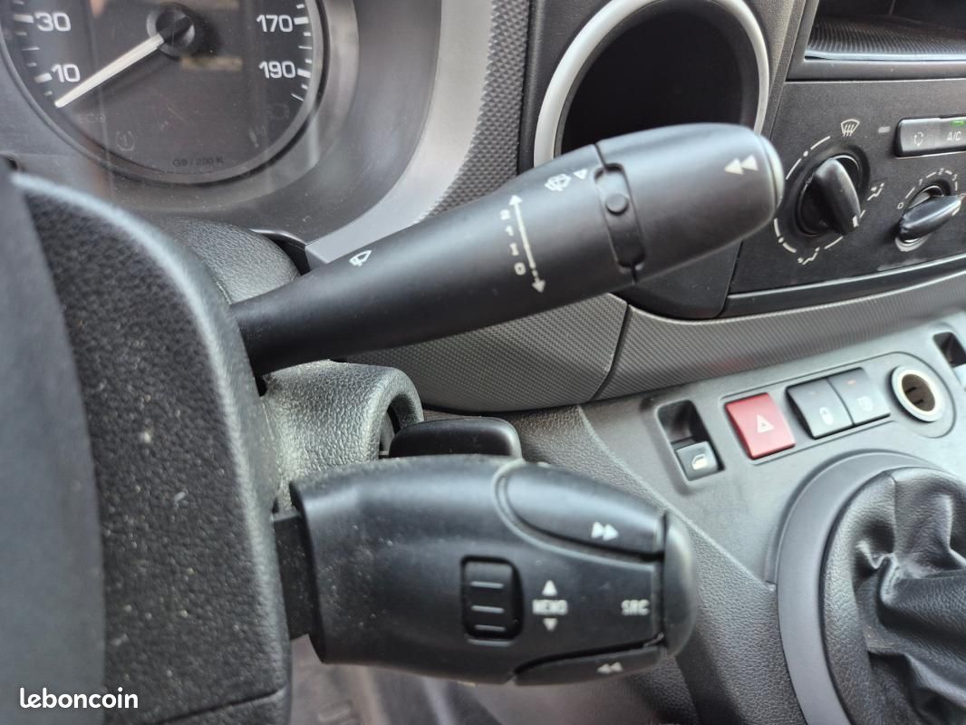 Peugeot Partner FOURGON STANDARD 1.6 BLUEHDI 100 S&S BVM5 PREMIUM (image 16)