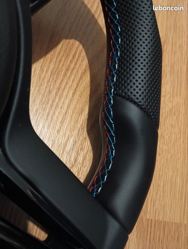Volant neuf méplat performance pack M bmw F série 1 f20 f21 F30 série 2 f22 f23 F44 F45 f87 série 3 F30 f31 F35 f80 série 4 f32 f33 f36 f82 f83 m4 M1 M2 M3 X1 X2 x3 x4 X5 x6 serie 5 F10 MPerformance (image 2)