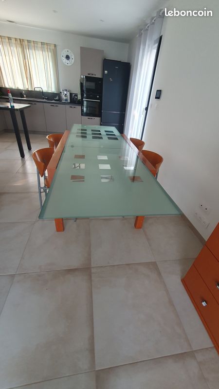 Table salle à manger ligne Roset en verre dépoli et 4 chaises assorties Largeur 94cm Longueur 140cm Rallonge déployée 280 (image 1)