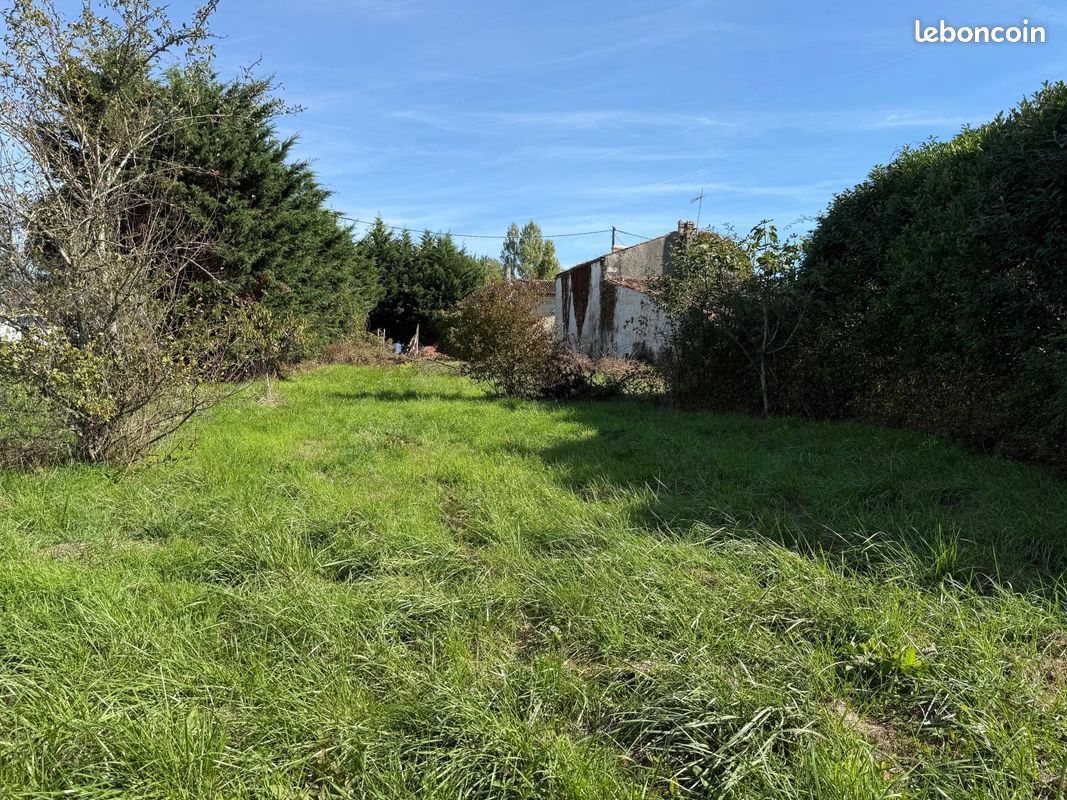 Terrain 1075 m² · à La Chapelle-des-Pots · 1 075 m² · 55 000 €