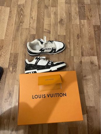 Réplique Louis Vuitton Time Out Sneakers Blanc/Noir avec bande graphique et  cercle LV à vendre avec un prix bon marché au magasin de faux sacs