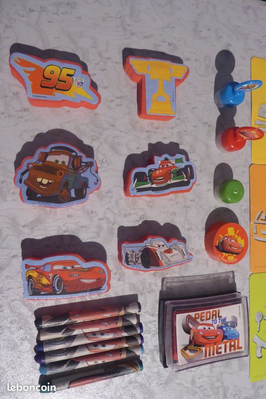 Lot coloriage créatif Cars : pochoirs, tampons, crayons (image 2)