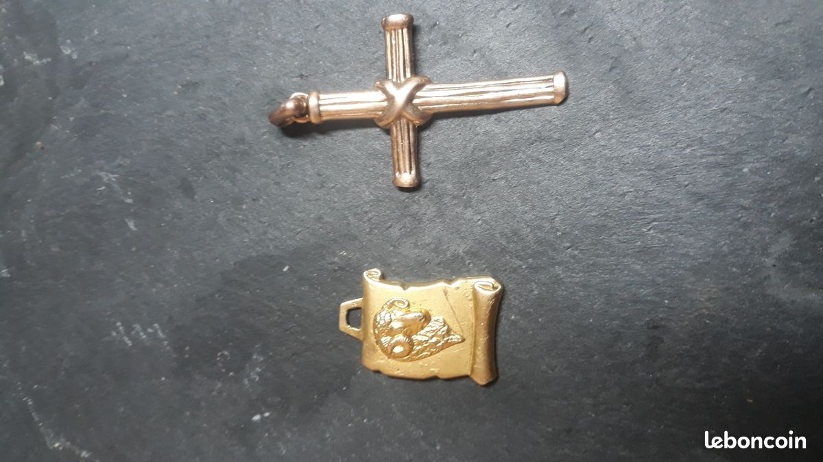 Une croix et un signe bélier plaquer (image 1)