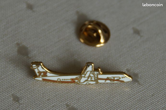 pin's avion (EGF doré signé Tablo