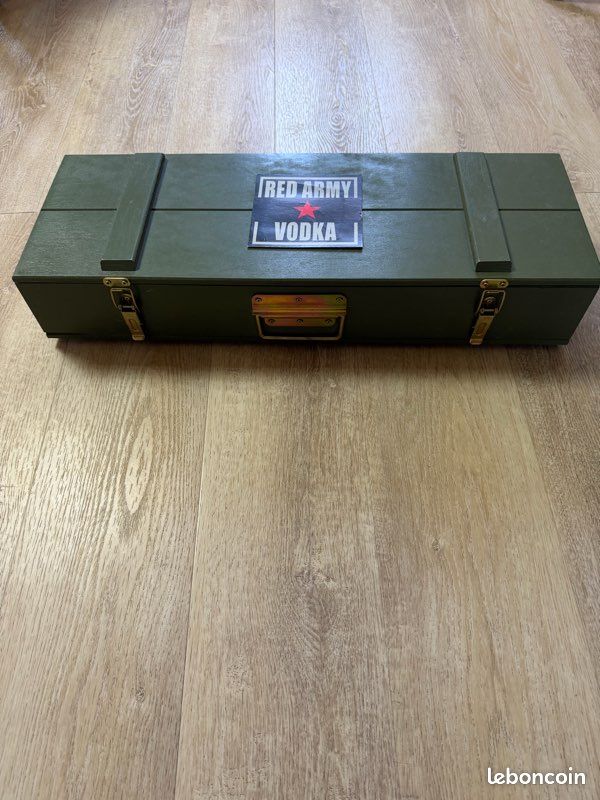 Rare coffret Red Army Vodka AK47 – caisse bois + 6 verres (image 1)
