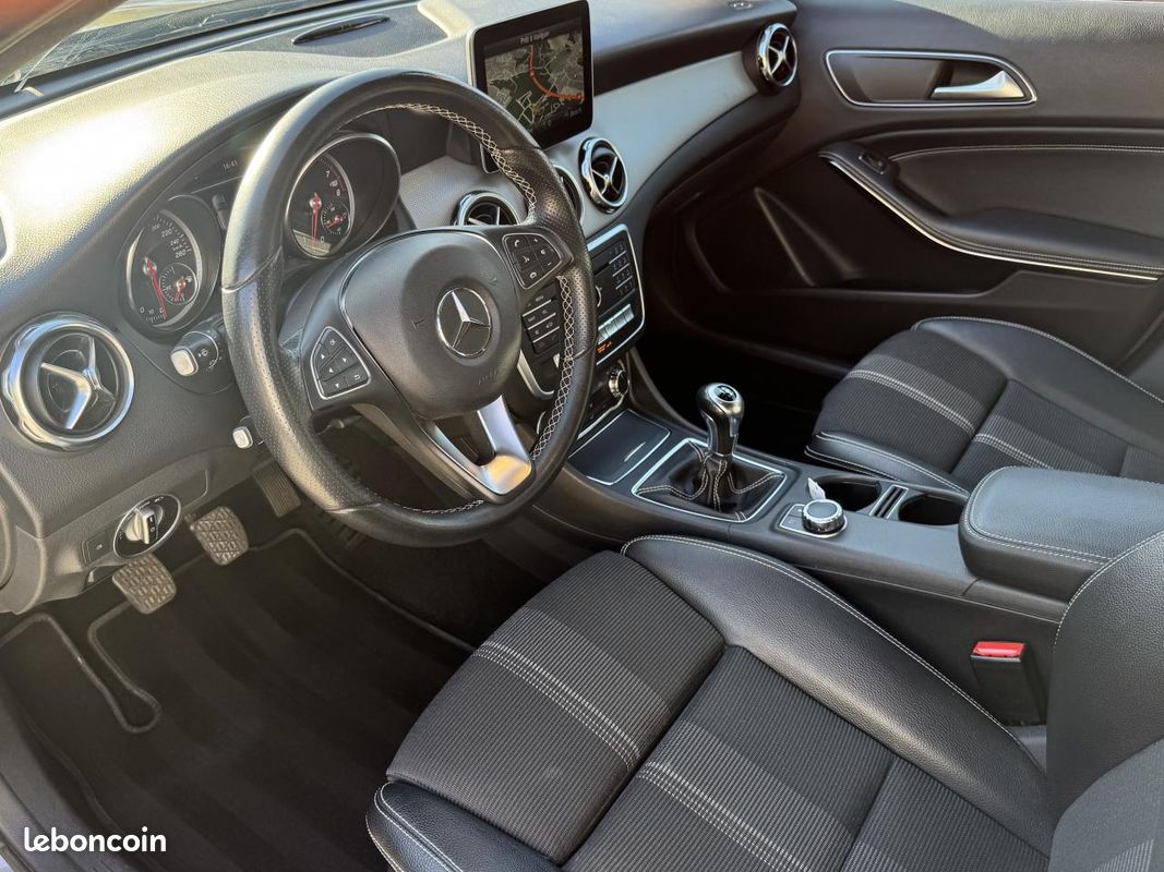 MERCEDES CLASSE GLA 180 Sensation 122ch phase 2 (image 9)