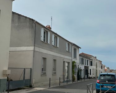 Maison située à La Rochelle proche du pont e l'île de Ré et à 2,5 km du centre-ville. Transports bus et commerces à proximité et écoles