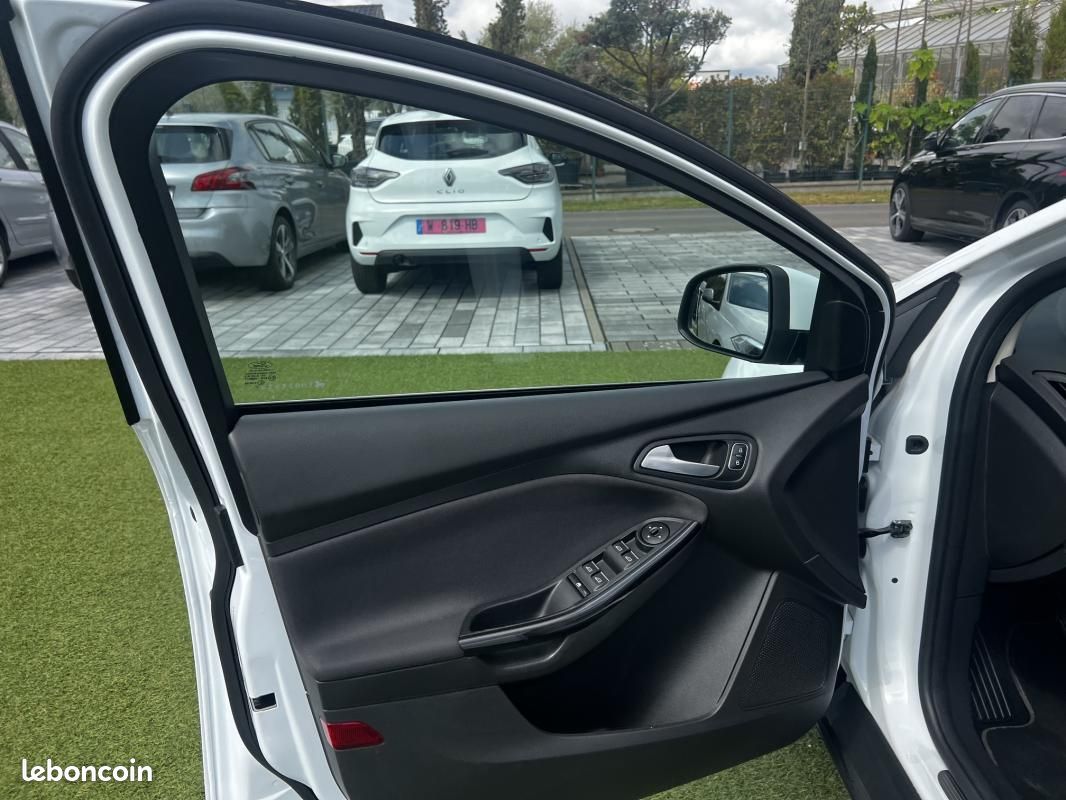 Ford Focus 3 PH2 TITANIUM 1.0 ECOBOOST 125CH BVM (image 12)