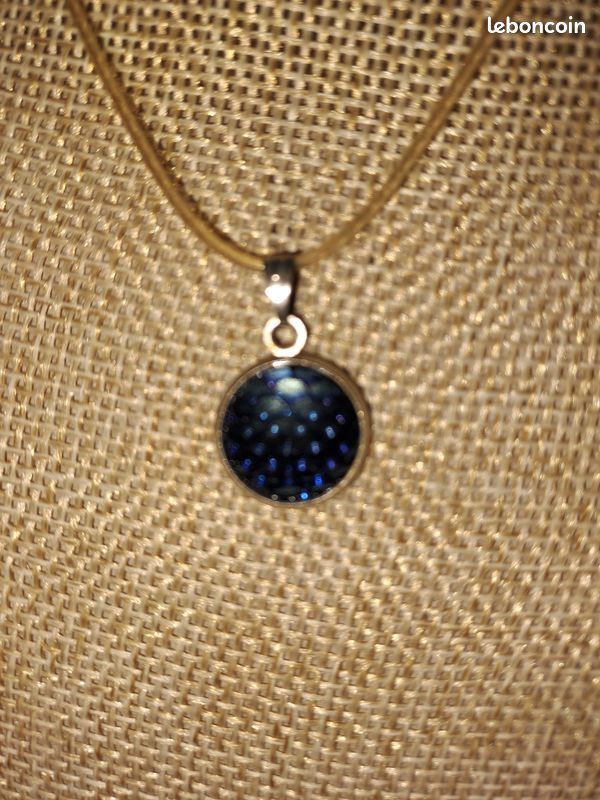 Collier noir reflet marine (image 2)