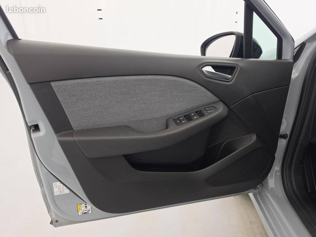 RENAULT Clio TCe 90 Techno (image 11)