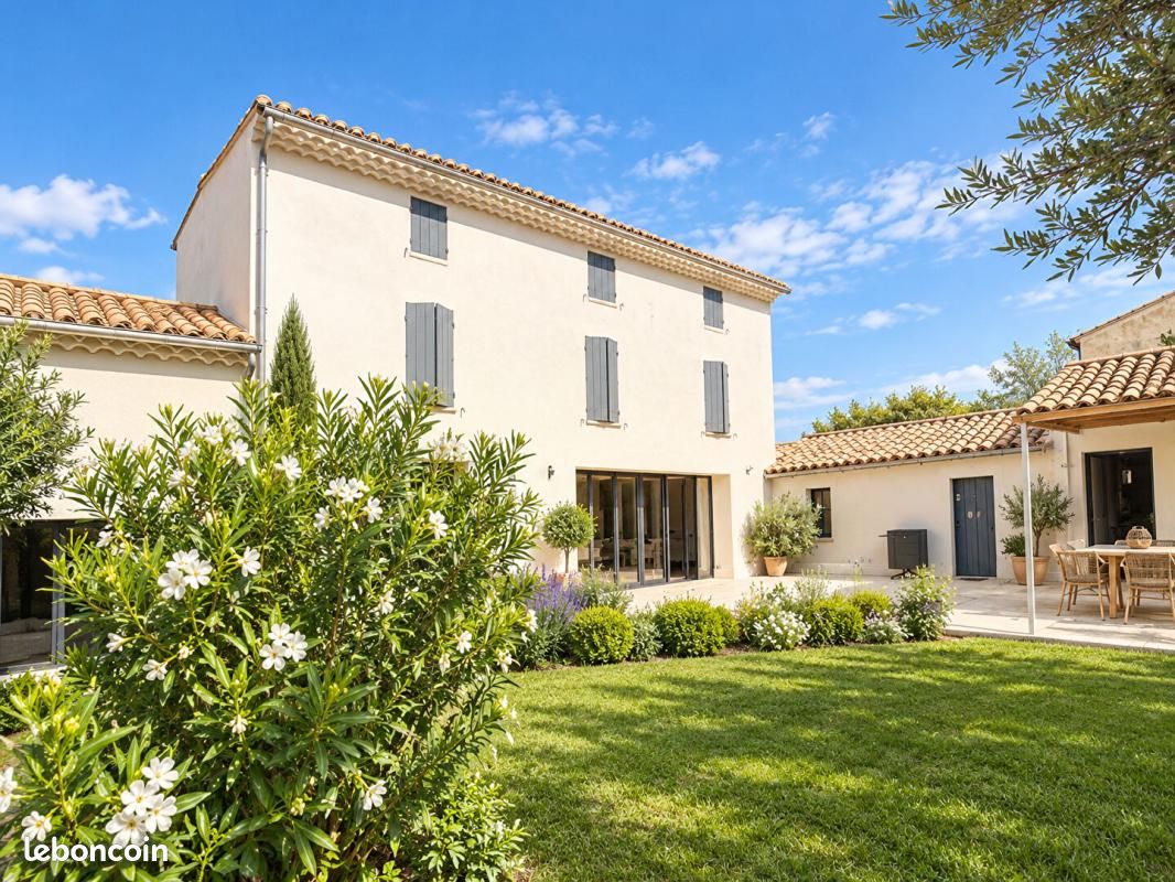 Maison 6 pièces 220 m² · à Pernes-les-Fontaines · 220 m² · 890 000 €