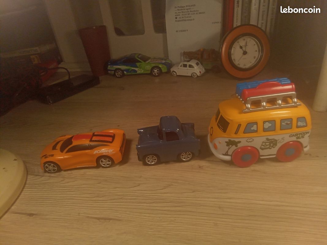VW combi, Volkswagen, blanc en horloge miniature sur socle | AUTO HORLOGE