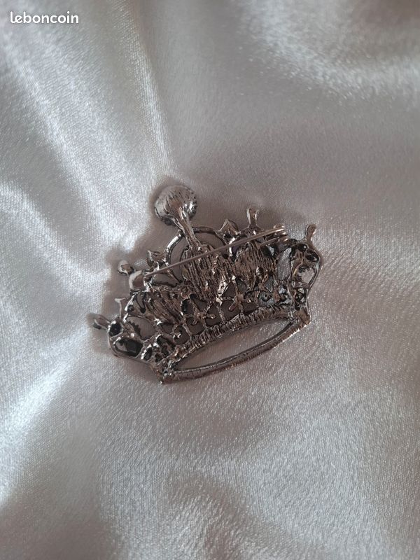broche en argent avec couronne XIX