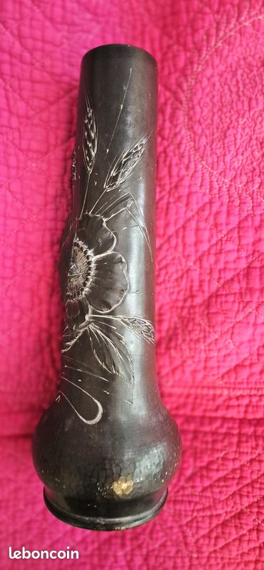 Vase en étain repoussé signé P. Chaumette (image 5)