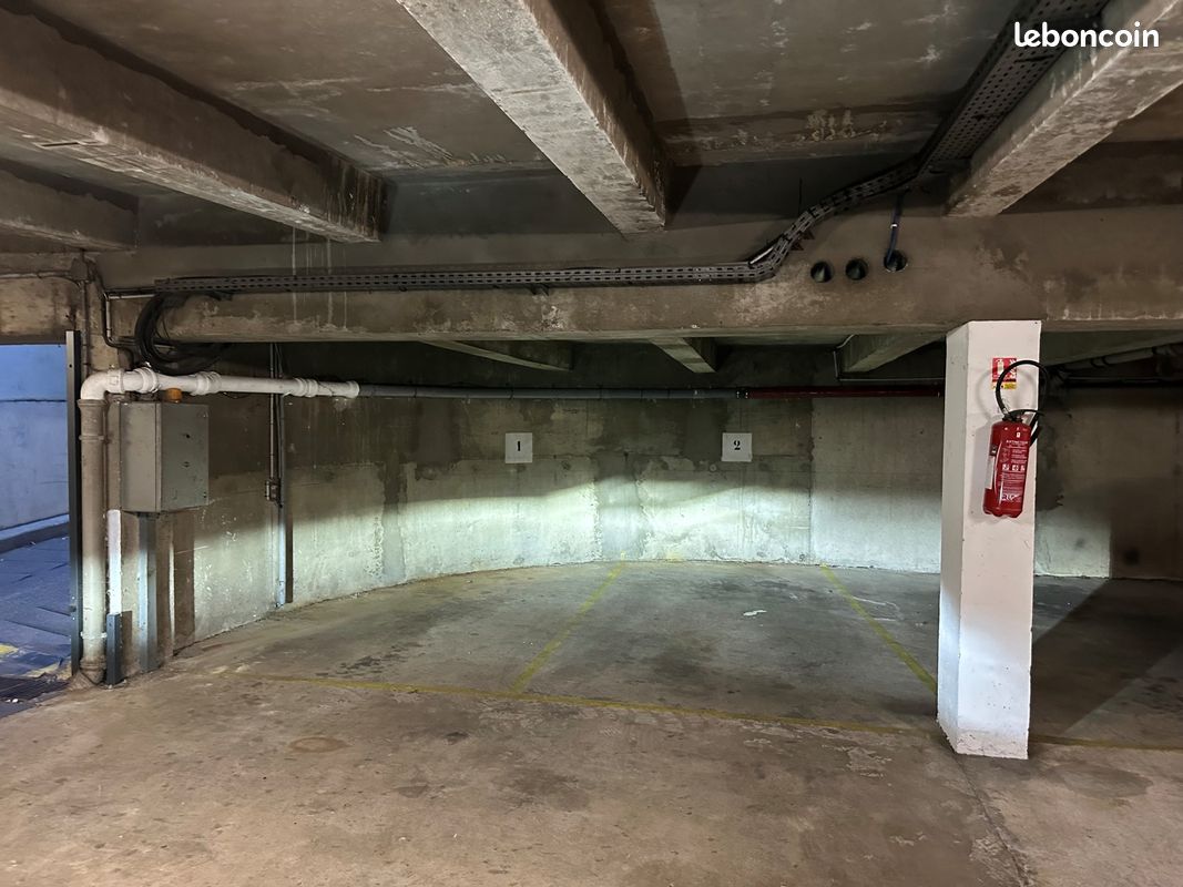 Grand parking en sous sol à Courbevoie (image 1)