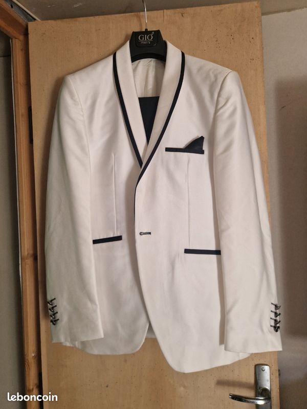 Costume (image 1)