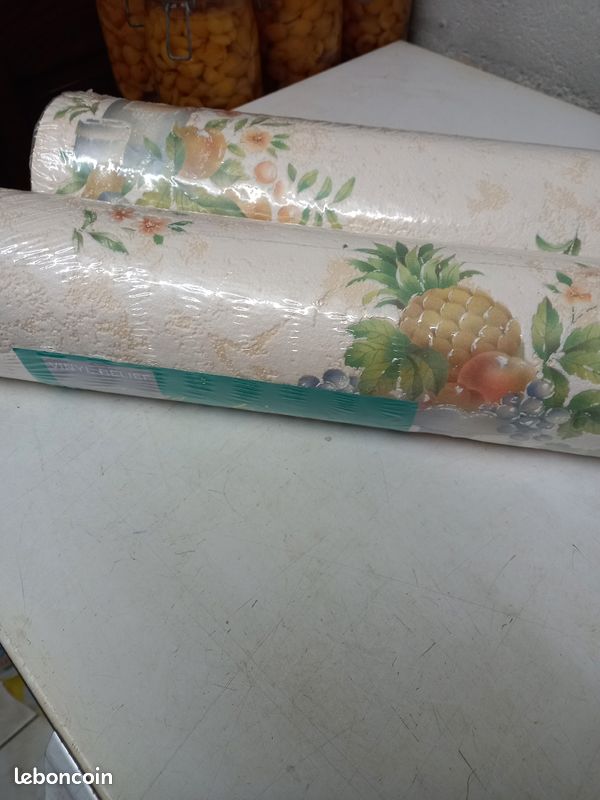 2 rouleaux papier peint vinyl plus un restant (image 1)