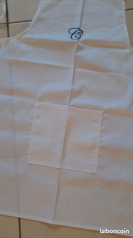 Tablier bavette de cuisinier en coton toile blanche avec un monogramme lettre ( C ) brodé neuf (image 3)