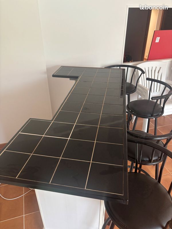 Bar avec chaises hautes (image 3)