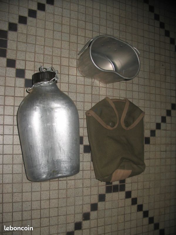 Gourde militaire en métal avec housse et quart le tout vintage (image 1)