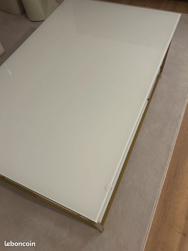 Table basse blanche et dorée (image 4)