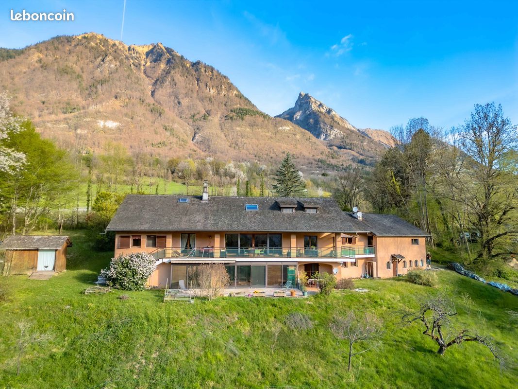 Maison 15 pièces 455 m² · à Mercury · 455 m² · 890 000 €