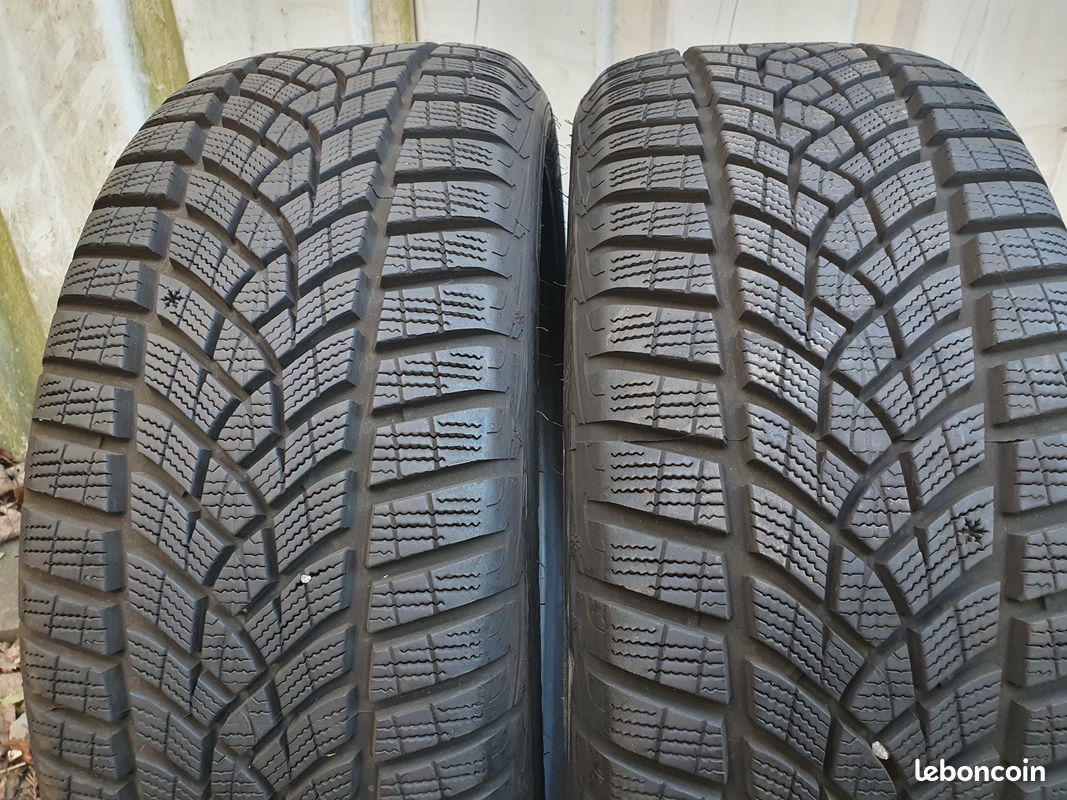 2 pneus hiver 205 50 17 93V Goodyear (image 1)
