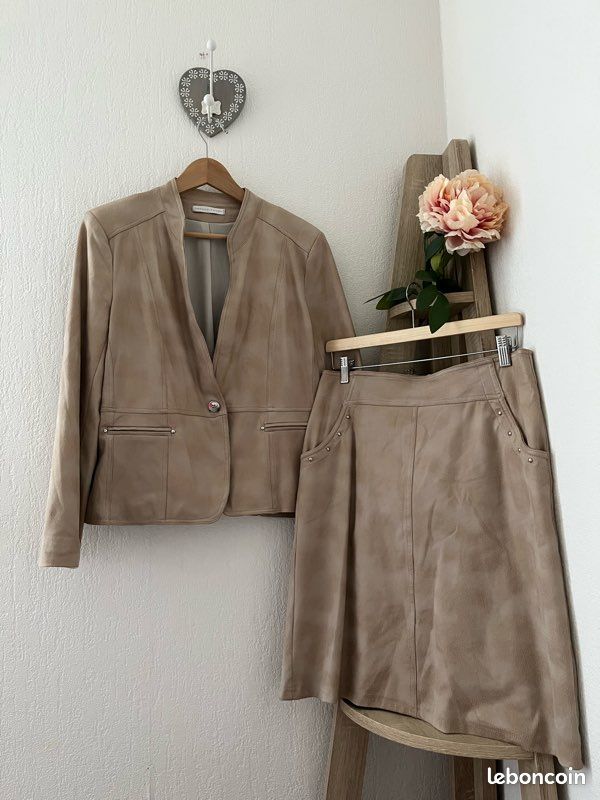 Ensemble tailleur beige matière daim tout doux Armand Thiery T44 (image 1)